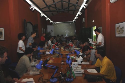 Panorámica sala de trabajo con lupas