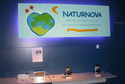 Cartel de naturnova con hormiguero debajo