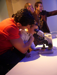 Niño usando una lupa en Naturnova Niño usando una lupa en Naturnova